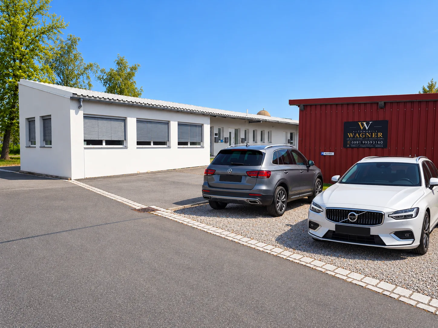 Autohaus-Parkplatz mit Fahrzeugen – Automobile Wagner